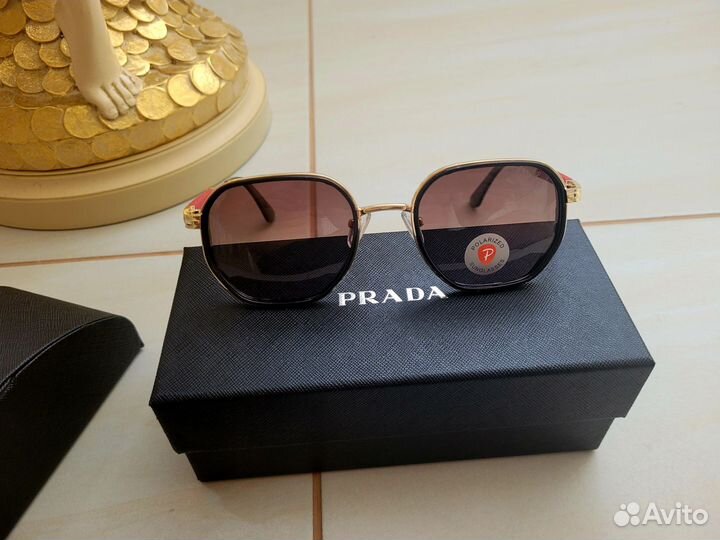 Солнцезащитные очки Prada