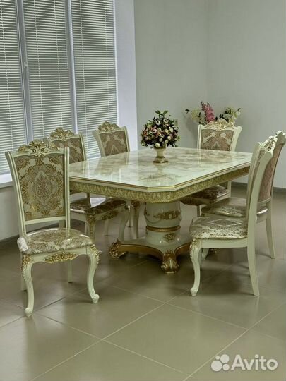 В наличии стол