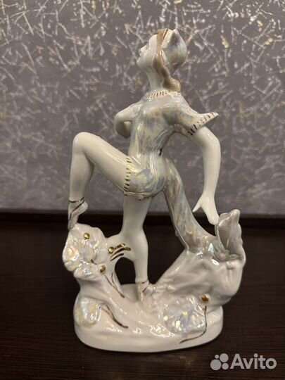 Фарфоровая статуэтка балерина кошка