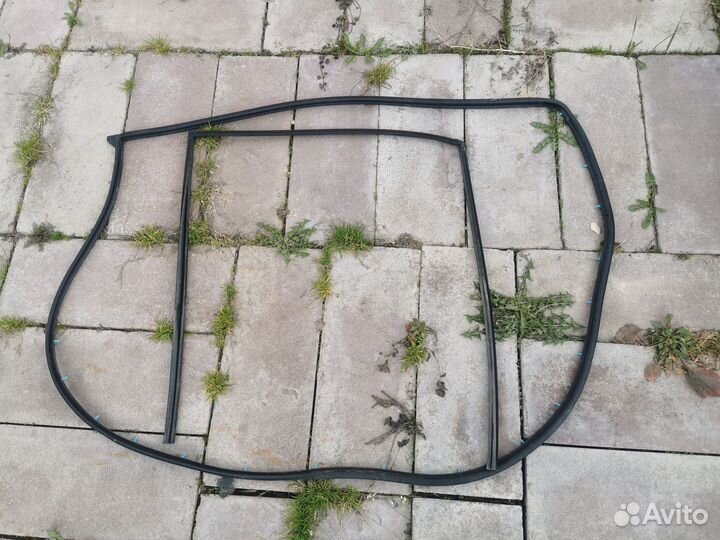 Уплотнитель двери toyota prius nhw11