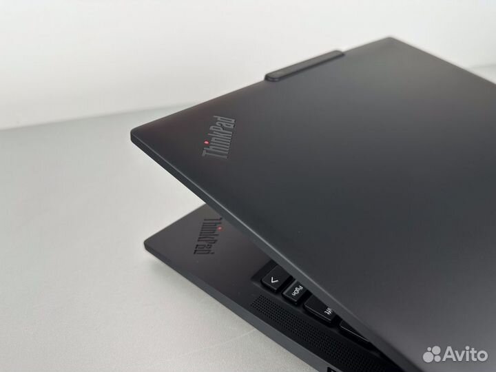 Lenovo ThinkPad T14S Snapdragon X Elite / oled