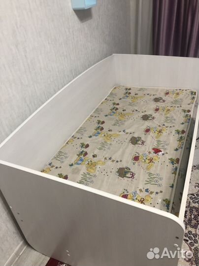 Детская кровать и шкаф