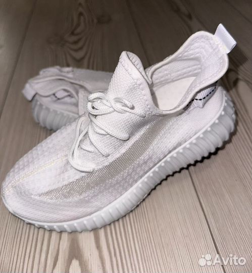 Кроссовки спортивные yeezy boost, легкие изики