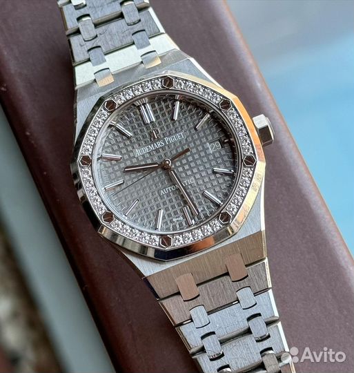 Часы audemars piguet royal oak с камнями на безеле