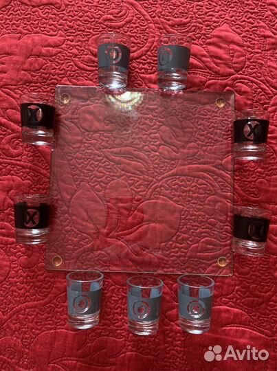 Рюмки на стеклянной подставке