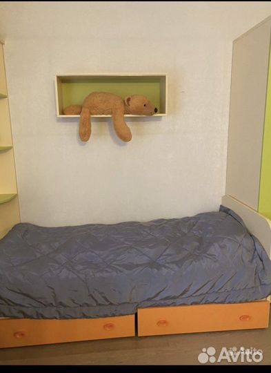Детская кровать +подвесная полка в подарок