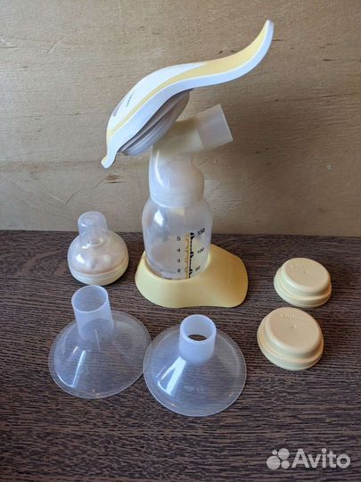 Молокоотсос medela ручной + 3 бутылочки + насадка