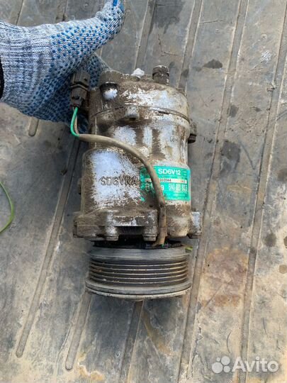 Компрессор кондиционера 6N0820803B