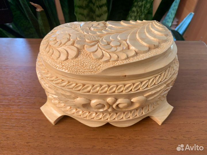 Деревянная шкатулка
