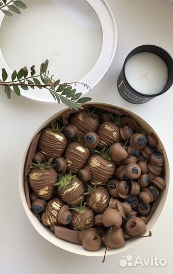 Фрукты и ягоды в шоколаде