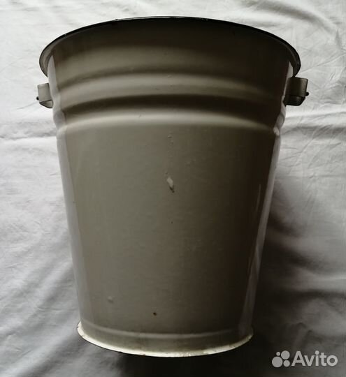 Эмалированное ведро с крышкой