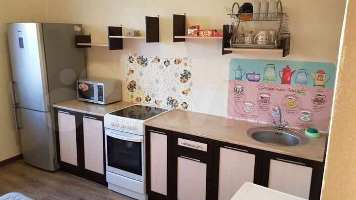 кухонный гарнитур в один ряд с холодильником. иркутск длительное аренду. лермонтова 275/17. улица спиридоновка дом 19 5-комнатная квартира. иркутск квартира на сентр.