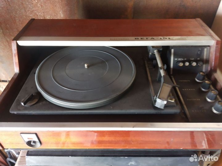 Проигрыватель пластинок Вега-101
