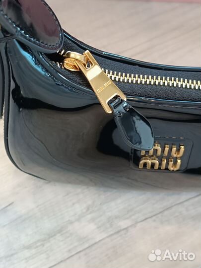 Сумка Хобо Miu Miu лакированная