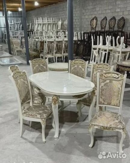 Обеденный стол со стульями