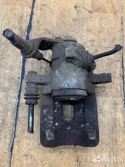 Суппорт задний левый Mitsubishi Colt хетчбэк-3Х