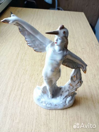 Статуэтка птицы