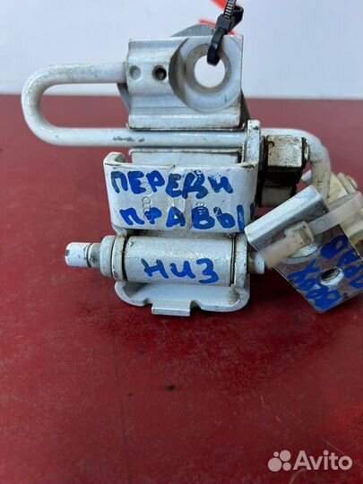 Петли дверные передние правые Audi A6 A6 BDW 2.4