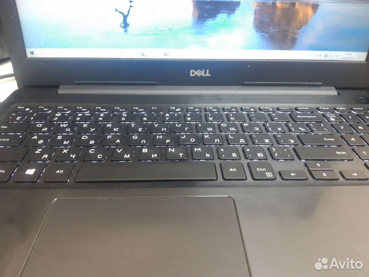 Dell 15.6 Full HD Core i3 6006u/4gb/Radaen 530