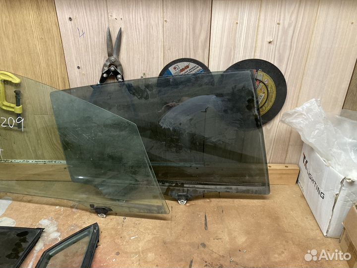 Стекло переднее правое