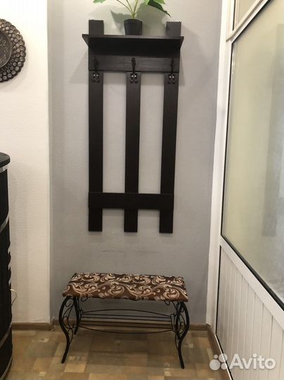 Вешалка в прихожуюи этажерка