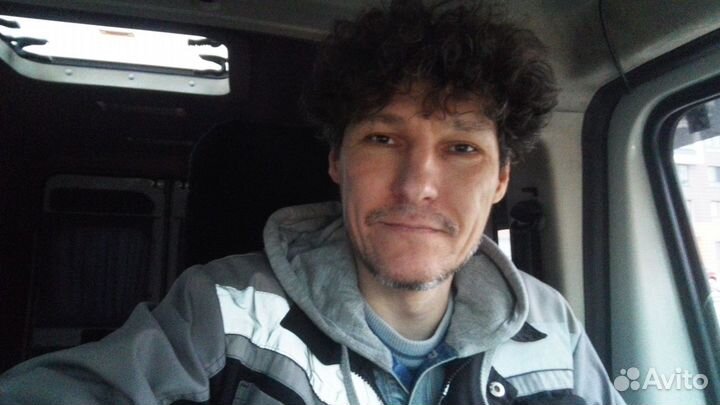 Водитель со своим пассажирским авто