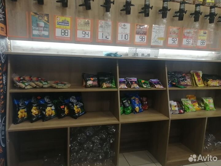 Барная стойка, стены, денежный ящик