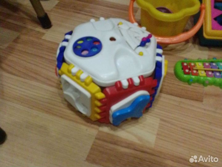 Корзинка для игрушек с игрушками