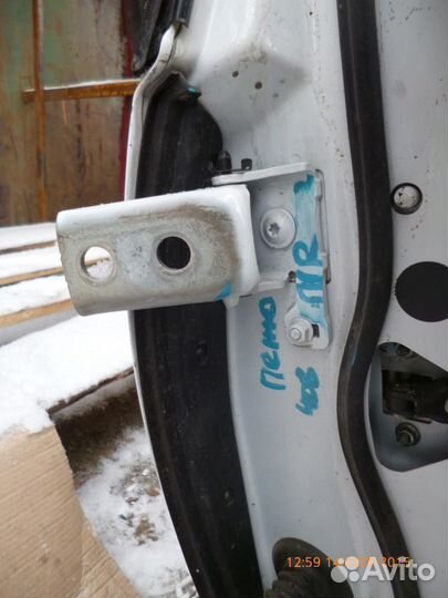 Петля двери верхняя Пежо 408 / Peugeot 408