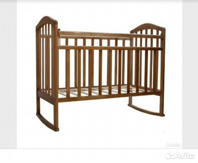Детская кроватка с маятником