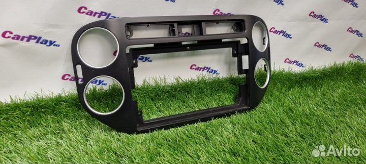 Переходная рамка магнитолы Volkswagen Tiguan 5N1