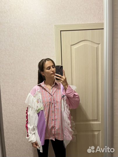 Рубашка с рюшами в стиле 