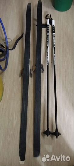 Лыжи с палками и ботинками
