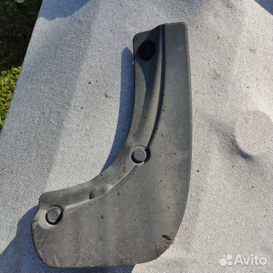 Брызговик передний левый Opel Zafira B