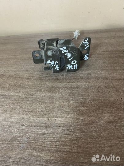 Замок багажника Mazda Demio DW