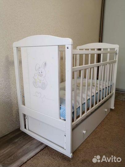 Детская кроватка с маятником и ящиком