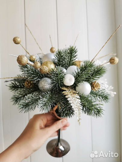 Новогодний рождественский венок и бокалы