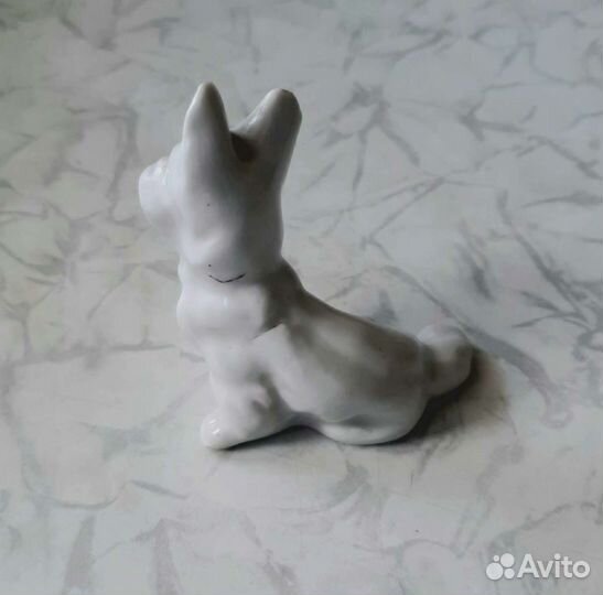 Фарфоровая статуэтка собаки 