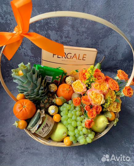 Подарочная корзина с фруктами и цветами