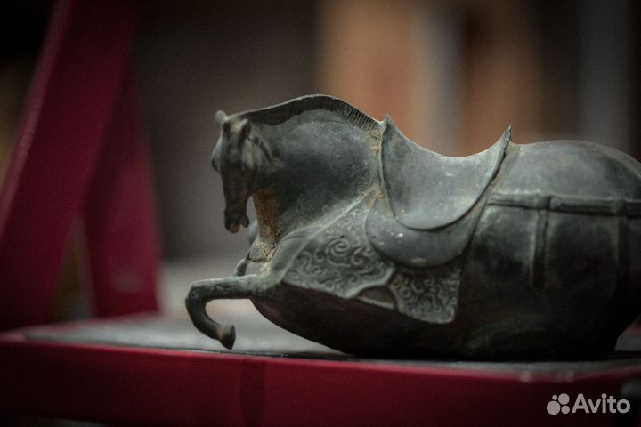 Необъятная отдыхающая лошадка статуэтка винтаж