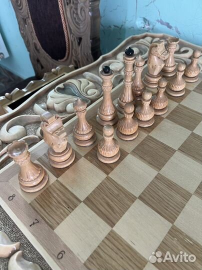 Столик для игры в шахматы