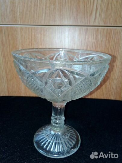 Старинные вазы на ножке