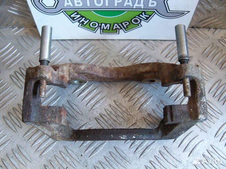 Скоба п.л. суппорта (Вент.) Audi 80 / 90 B3 89г