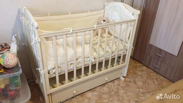 Кровать детская с маятником