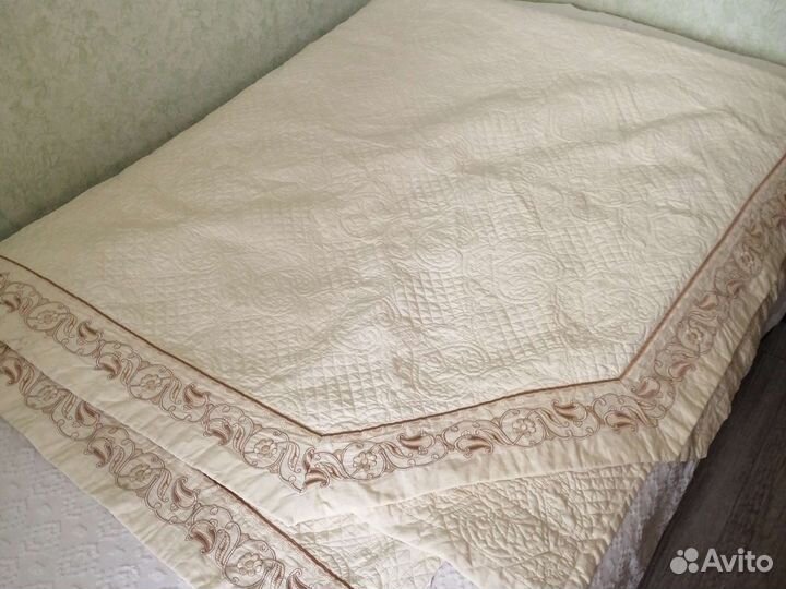 Ковёр шерстяной. Покрывало. Подушки перо бу