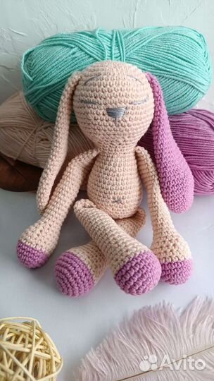 Вязаная игрушка заяц
