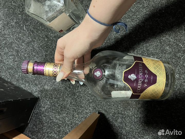 Пустые бутылки из под алкоголя