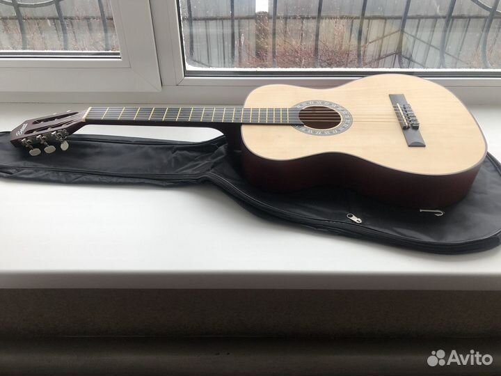 Классическая гитара и чехол