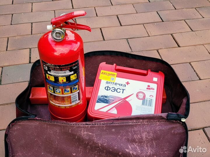 Набор автомобилиста: огнетушитель, аптечка, знак