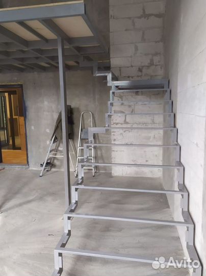 Лестница на металлокаркасе / изготовление лестниц